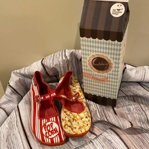 Chocolaticas Popcorn.  Very good used condition.